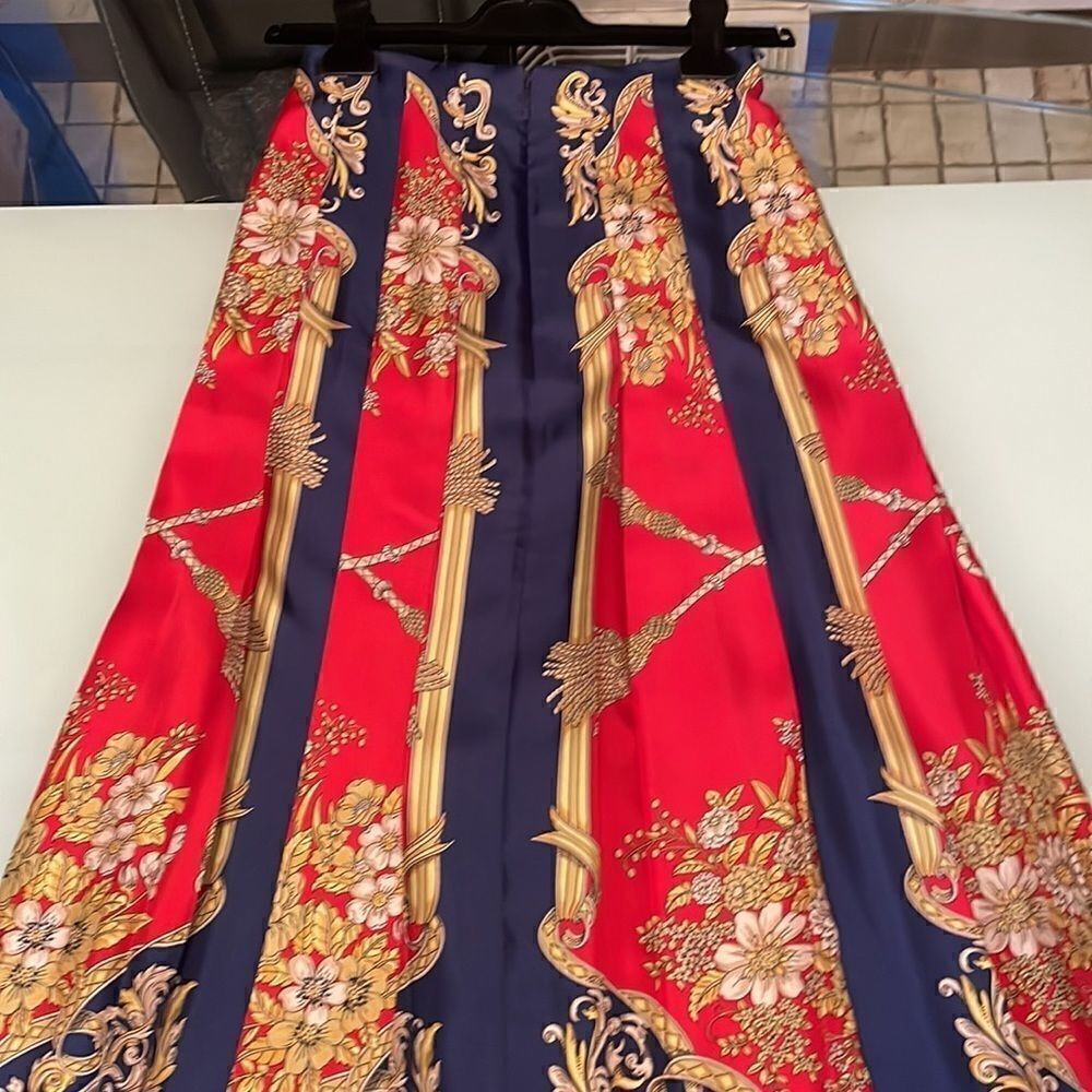 Gucci NWT Pleated skirt red navy gold printed 38 100% silk made in Italy - Picture 2 of 16